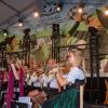 Großartige Stimmmung beim Weisbacher Oktoberfest. Nach dem Festzug wurden auf dem Sportplatz noch getanzt.