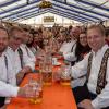 Großartige Stimmmung beim Weisbacher Oktoberfest. Nach dem Festzug wurden auf dem Sportplatz noch getanzt.