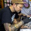 Viele Aussteller und Besucher trafen sich am Samstag bei der Tattoo und Art Convention in der Sennfelder Frankenhalle. Die Möglichkeit sich tätowieren zu lassen wurde gut genutzt.