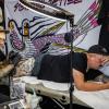 Viele Aussteller und Besucher trafen sich am Samstag bei der Tattoo und Art Convention in der Sennfelder Frankenhalle. Die Möglichkeit sich tätowieren zu lassen wurde gut genutzt.