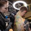 Viele Aussteller und Besucher trafen sich am Samstag bei der Tattoo und Art Convention in der Sennfelder Frankenhalle. Die Möglichkeit sich tätowieren zu lassen wurde gut genutzt.
