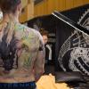Viele Aussteller und Besucher trafen sich am Samstag bei der Tattoo und Art Convention in der Sennfelder Frankenhalle. Die Möglichkeit sich tätowieren zu lassen wurde gut genutzt.