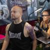 Viele Aussteller und Besucher trafen sich am Samstag bei der Tattoo und Art Convention in der Sennfelder Frankenhalle. Die Möglichkeit sich tätowieren zu lassen wurde gut genutzt.