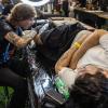 Viele Aussteller und Besucher trafen sich am Samstag bei der Tattoo und Art Convention in der Sennfelder Frankenhalle. Die Möglichkeit sich tätowieren zu lassen wurde gut genutzt.