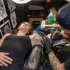 Viele Aussteller und Besucher trafen sich am Samstag bei der Tattoo und Art Convention in der Sennfelder Frankenhalle. Die Möglichkeit sich tätowieren zu lassen wurde gut genutzt.