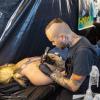 Viele Aussteller und Besucher trafen sich am Samstag bei der Tattoo und Art Convention in der Sennfelder Frankenhalle. Die Möglichkeit sich tätowieren zu lassen wurde gut genutzt.
