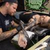 Viele Aussteller und Besucher trafen sich am Samstag bei der Tattoo und Art Convention in der Sennfelder Frankenhalle. Die Möglichkeit sich tätowieren zu lassen wurde gut genutzt.