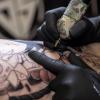 Viele Aussteller und Besucher trafen sich am Samstag bei der Tattoo und Art Convention in der Sennfelder Frankenhalle. Die Möglichkeit sich tätowieren zu lassen wurde gut genutzt.