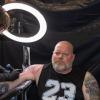 Viele Aussteller und Besucher trafen sich am Samstag bei der Tattoo und Art Convention in der Sennfelder Frankenhalle. Die Möglichkeit sich tätowieren zu lassen wurde gut genutzt.