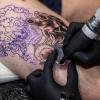 Viele Aussteller und Besucher trafen sich am Samstag bei der Tattoo und Art Convention in der Sennfelder Frankenhalle. Die Möglichkeit sich tätowieren zu lassen wurde gut genutzt.