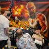 Viele Aussteller und Besucher trafen sich am Samstag bei der Tattoo und Art Convention in der Sennfelder Frankenhalle. Die Möglichkeit sich tätowieren zu lassen wurde gut genutzt.