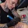 Viele Aussteller und Besucher trafen sich am Samstag bei der Tattoo und Art Convention in der Sennfelder Frankenhalle. Die Möglichkeit sich tätowieren zu lassen wurde gut genutzt.