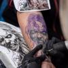 Viele Aussteller und Besucher trafen sich am Samstag bei der Tattoo und Art Convention in der Sennfelder Frankenhalle. Die Möglichkeit sich tätowieren zu lassen wurde gut genutzt.