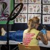 Viele Aussteller und Besucher trafen sich am Samstag bei der Tattoo und Art Convention in der Sennfelder Frankenhalle. Die Möglichkeit sich tätowieren zu lassen wurde gut genutzt.