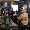Viele Aussteller und Besucher trafen sich am Samstag bei der Tattoo und Art Convention in der Sennfelder Frankenhalle. Die Möglichkeit sich tätowieren zu lassen wurde gut genutzt.