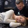 Viele Aussteller und Besucher trafen sich am Samstag bei der Tattoo und Art Convention in der Sennfelder Frankenhalle. Die Möglichkeit sich tätowieren zu lassen wurde gut genutzt.