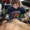 Viele Aussteller und Besucher trafen sich am Samstag bei der Tattoo und Art Convention in der Sennfelder Frankenhalle. Die Möglichkeit sich tätowieren zu lassen wurde gut genutzt.