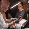 Viele Aussteller und Besucher trafen sich am Samstag bei der Tattoo und Art Convention in der Sennfelder Frankenhalle. Die Möglichkeit sich tätowieren zu lassen wurde gut genutzt.