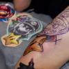 Viele Aussteller und Besucher trafen sich am Samstag bei der Tattoo und Art Convention in der Sennfelder Frankenhalle. Die Möglichkeit sich tätowieren zu lassen wurde gut genutzt.