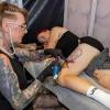 Viele Aussteller und Besucher trafen sich am Samstag bei der Tattoo und Art Convention in der Sennfelder Frankenhalle. Die Möglichkeit sich tätowieren zu lassen wurde gut genutzt.