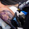Viele Aussteller und Besucher trafen sich am Samstag bei der Tattoo und Art Convention in der Sennfelder Frankenhalle. Die Möglichkeit sich tätowieren zu lassen wurde gut genutzt.