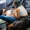 Viele Aussteller und Besucher trafen sich am Samstag bei der Tattoo und Art Convention in der Sennfelder Frankenhalle. Die Möglichkeit sich tätowieren zu lassen wurde gut genutzt.