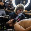 Viele Aussteller und Besucher trafen sich am Samstag bei der Tattoo und Art Convention in der Sennfelder Frankenhalle. Die Möglichkeit sich tätowieren zu lassen wurde gut genutzt.