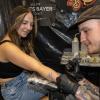 Viele Aussteller und Besucher trafen sich am Samstag bei der Tattoo und Art Convention in der Sennfelder Frankenhalle. Die Möglichkeit sich tätowieren zu lassen wurde gut genutzt.