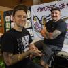 Viele Aussteller und Besucher trafen sich am Samstag bei der Tattoo und Art Convention in der Sennfelder Frankenhalle. Die Möglichkeit sich tätowieren zu lassen wurde gut genutzt.