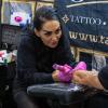 Viele Aussteller und Besucher trafen sich am Samstag bei der Tattoo und Art Convention in der Sennfelder Frankenhalle. Die Möglichkeit sich tätowieren zu lassen wurde gut genutzt.