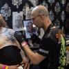 Viele Aussteller und Besucher trafen sich am Samstag bei der Tattoo und Art Convention in der Sennfelder Frankenhalle. Die Möglichkeit sich tätowieren zu lassen wurde gut genutzt.
