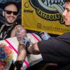 Viele Aussteller und Besucher trafen sich am Samstag bei der Tattoo und Art Convention in der Sennfelder Frankenhalle. Die Möglichkeit sich tätowieren zu lassen wurde gut genutzt.