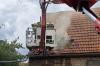 Feuerwehrleute beim Löschen des Scheunenbrandes in der Gaibacher Ortsmitte.