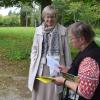 Schwester Ursula Buske (links) und Schwester Dorothea Krauß kennen den Schlosspark gut. Der Unterhalt ist teuer. So teuer, dass der Park verkauft werden muss?