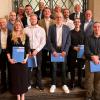 Die freigesprochenen Uhrmacher-Gesellinnen und Gesellen mit den anwesenden Obermeistern, Prüfungsausschussmitgliedern und Ehrengästen.
