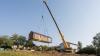Peter Appels Tiny House ist per Schwertransport nach Ottendorf gekommen. Ein Kran hat das Häuschen dann auf den finalen Stellplatz gesetzt. 