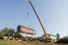Peter Appels Tiny House ist per Schwertransport nach Ottendorf gekommen. Ein Kran hat das Häuschen dann auf den finalen Stellplatz gesetzt. 