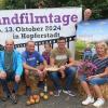Auf die 14.Hopferstädter Landfilmtage freuen sich (vorne von links) Sonja Härtlein, Peter Wütstenberg, Norbert Pfeuffer, Michael Deppisch, Elke Reuter, Gert Dobner und Ingbert Häußlein sowie Lukas und Hanna.