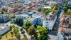Eine Drohnenaufnahme des Gebäudes des Krankenhauses St. Josef in Schweinfurt. Links unten am Bildrand die Kunsthalle.