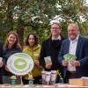 Der Landtagsabgeordnete Patrick Friedl MdL, Hanna Dorn und Manuela Fuchs-Krenn von der Ökomodellregion stadt.land.wü., Würzburgs Bürgermeister Martin Heilig, Landrat Thomas Eberth und der Leiter des Amt für ländliche Entwicklung Jürgen Eisentraut freuen sich über den ersten gemeinsamen regionalen Biomarkt von Stadt und Landkreis Würzburg. Der Landtagsabgeordnete Patrick Friedl MdL, Hanna Dorn und Manuela Fuchs-Krenn von der Ökomodellregion stadt.land.wü., Würzburgs Bürgermeister Martin Heilig, Landrat Thomas Eberth und der Leiter des Amt für ländliche Entwicklung Jürgen Eisentraut freuen sich über den ersten gemeinsamen regionalen Biomarkt von Stadt und Landkreis Würzburg.