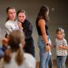 Schauspiel-Crashkurs: Vor allem die jungen Besucherinnen und Besucher versuchen sich am Sonntag (22.09.24) beim Theaterfest am Mainfranken Theater in Würzburg auf der Probebühne unter Leitung von Jenny Holzer in der Schauspielerei. Das Theaterfest bietet allen kleinen und großen Gästen ein vielfältiges Programm, darunter verschiedene Workshops mit Ensemblemitgliedern und Blicke hinter die Kulissen sowie Premierenmatineen der Produktionen, Maria Stuart, In den Alpen und Medea.