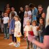 Schauspiel-Crashkurs: Vor allem die jungen Besucherinnen und Besucher versuchen sich am Sonntag (22.09.24) beim Theaterfest am Mainfranken Theater in Würzburg auf der Probebühne unter Leitung von Jenny Holzer in der Schauspielerei. Das Theaterfest bietet allen kleinen und großen Gästen ein vielfältiges Programm, darunter verschiedene Workshops mit Ensemblemitgliedern und Blicke hinter die Kulissen sowie Premierenmatineen der Produktionen, Maria Stuart, In den Alpen und Medea.