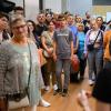 Tina Landgraf gewährt am Sonntag (22.09.24) bei der Backstage-Führung beim Theaterfest am Mainfranken Theater in Würzburg interessante Blicke hinter die Kulissen. Das Theaterfest bietet allen kleinen und großen Gästen ein vielfältiges Programm, darunter verschiedene Workshops mit Ensemblemitgliedern und Blicke hinter die Kulissen sowie Premierenmatineen der Produktionen, Maria Stuart, In den Alpen und Medea.