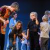 Schauspiel-Crashkurs: Vor allem die jungen Besucherinnen und Besucher versuchen sich am Sonntag (22.09.24) beim Theaterfest am Mainfranken Theater in Würzburg auf der Probebühne unter Leitung von Jenny Holzer in der Schauspielerei. Das Theaterfest bietet allen kleinen und großen Gästen ein vielfältiges Programm, darunter verschiedene Workshops mit Ensemblemitgliedern und Blicke hinter die Kulissen sowie Premierenmatineen der Produktionen, Maria Stuart, In den Alpen und Medea.
