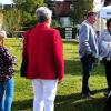Pfarrer Amrehn (rechts) am Info-Stand der Abt-Heinrich-Initiative Unterspiesheim im Gespräch mit der Vorsitzenden des Frauenbundes Unterspiesheim Maria Brand und ihrem Ehemann. Aber auch Gäste des 7. Genusstages der Genusslandschaft Bamberg interessieren sich für die Abt-Heinrich-Initiative. Der Stand war in unmittelbarer Nähe des Infozentrums Zisterzienserlandschaft, das am gleichen Tag eröffnet wurde