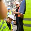 Dirk Terwey, Geschäftsführender Direktor, zeigt am Sonntag (22.09.24) beim Theaterfest am Mainfranken Theater in Würzburg die Fortschritte auf der Baustelle. Das Theaterfest bietet allen kleinen und großen Gästen ein vielfältiges Programm, darunter verschiedene Workshops mit Ensemblemitgliedern und Blicke hinter die Kulissen sowie Premierenmatineen der Produktionen, Maria Stuart, In den Alpen und Medea.
