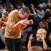 Schauspiel-Crashkurs: Vor allem die jungen Besucherinnen und Besucher versuchen sich am Sonntag (22.09.24) beim Theaterfest am Mainfranken Theater in Würzburg auf der Probebühne unter Leitung von Jenny Holzer in der Schauspielerei. Das Theaterfest bietet allen kleinen und großen Gästen ein vielfältiges Programm, darunter verschiedene Workshops mit Ensemblemitgliedern und Blicke hinter die Kulissen sowie Premierenmatineen der Produktionen, Maria Stuart, In den Alpen und Medea.
