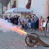 Beim Schuß mit der kleinen Kanone in Bad Königshofen sieht man auch den Feuerstrahl. Abstand halten ist deshalb besonders wichtig.