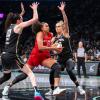 Leonie Fiebich (rechts) hatte zum Start in die Playoffs das beste WNBA-Spiel ihrer Karriere.