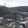 So könnte es mal aussehen: Ein bearbeitetes Foto zeigt die geplanten Windräder rund um die Weinbaugemeinde Ramsthal.